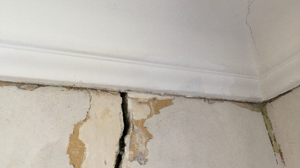 types of wall cracks