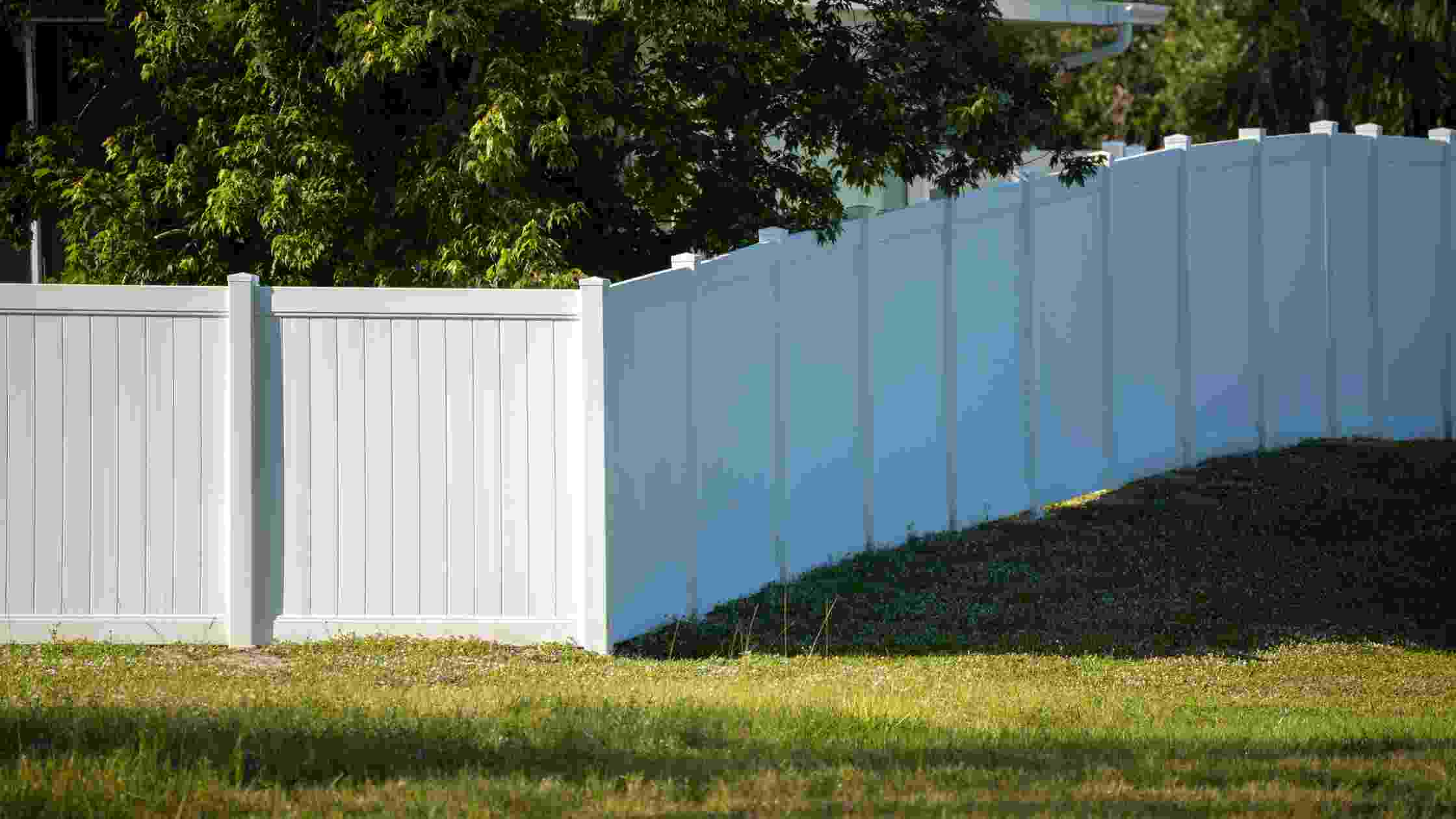 how-to-clean-a-vinyl-fence-keep-it-fresh-and-fabulous