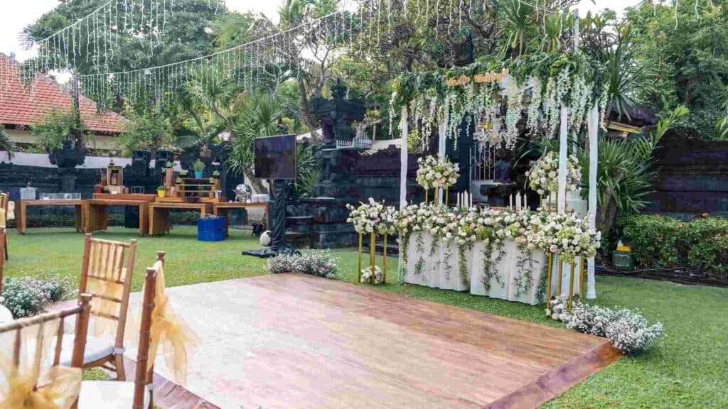 do people get married in the backyard